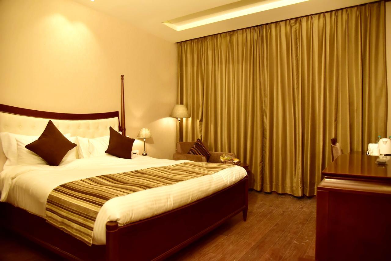 Season Hotel Nainital Buitenkant foto